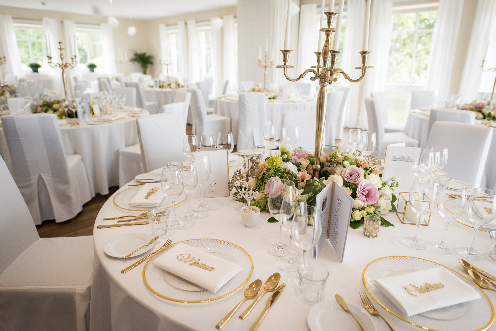 Elegante Goldbesteck-Tischdekoration