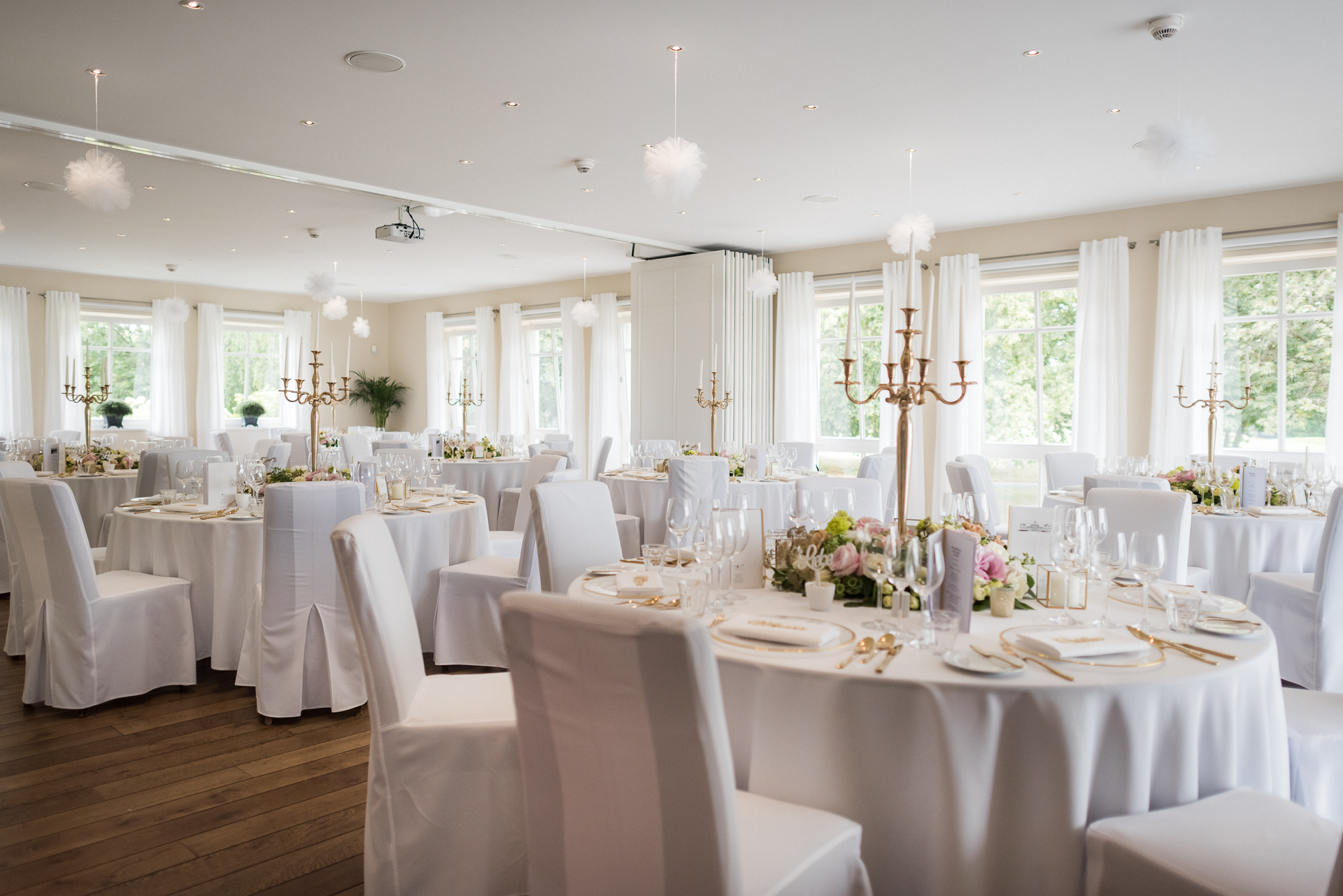 Festsaal Landhaus Velte mit elegantem Rundtisch-Setup